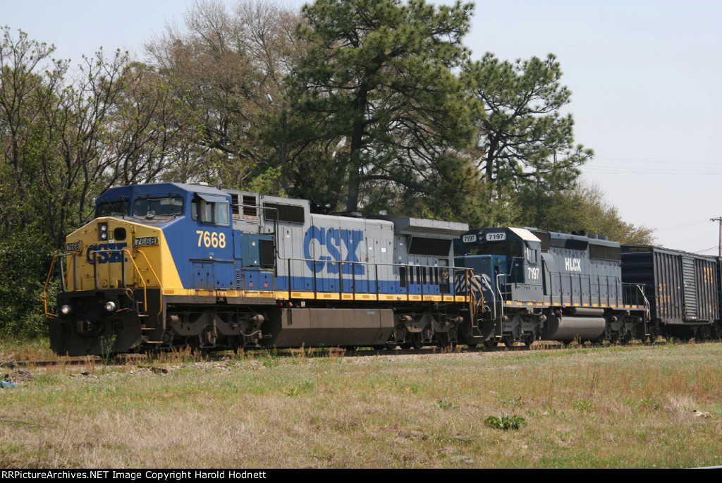 CSX 7668 & HLCX 7197 lead train Q669 westbound